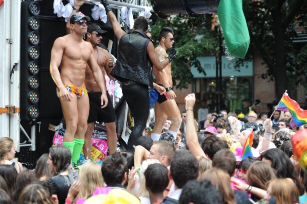 Go go boys em parada scaled
