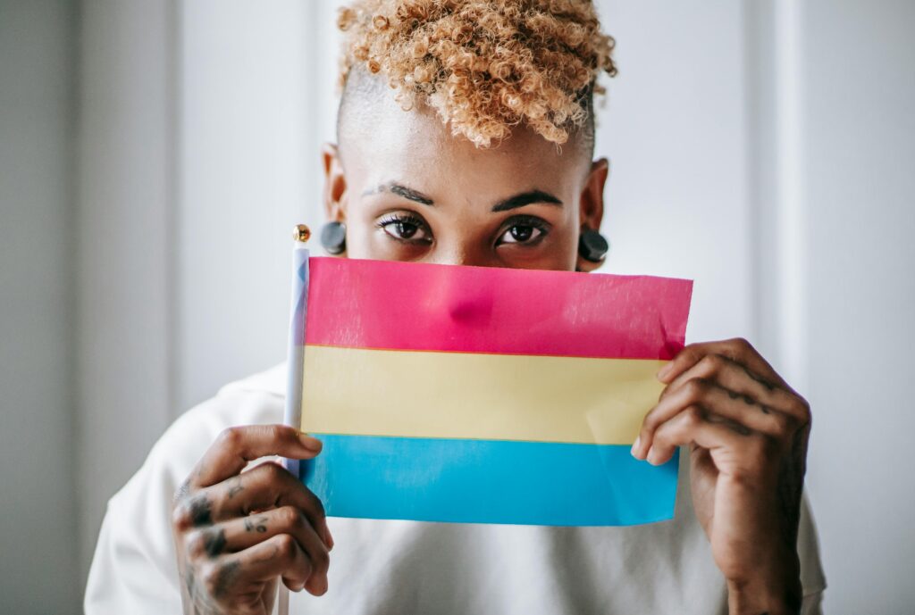 women holding the pansexual flag