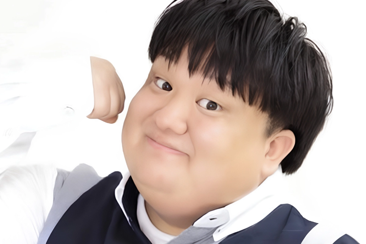 What Does GMPD Mean? Japanese Gay Body Types Explained 15 Actor with debu body type smiles into the same as they raise their arm up towards their face.