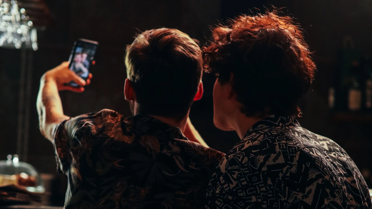 Hooking Up in Japan: A Guide for Gay and Bisexual Men 13 Two men on a date taking a selfie at a bar.