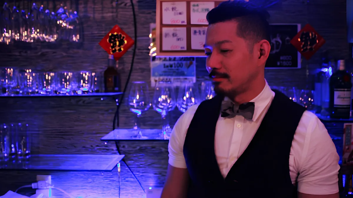 Image of staff member behind the bar at DUCKS! OSAKA in formal clothing.
