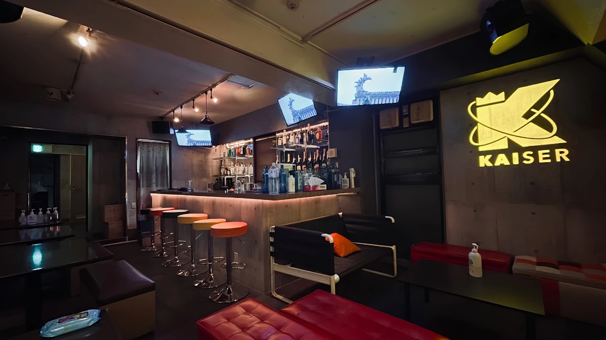 Image of the bar area inside of Kaiser bar in Shinjuku Nichome.