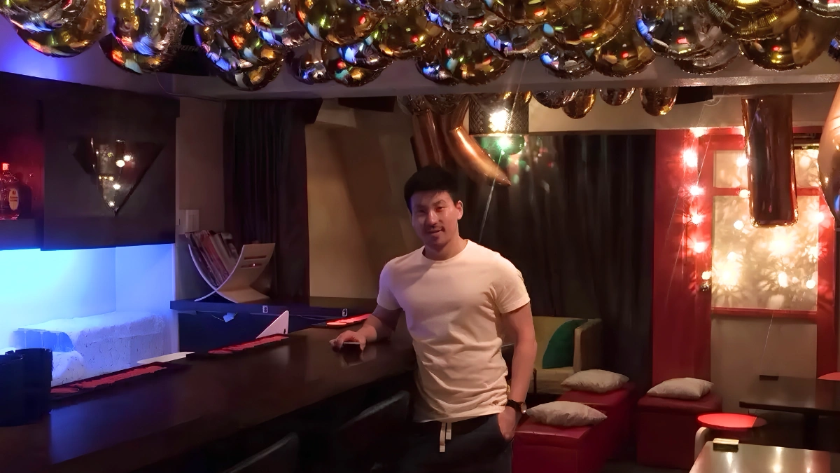 Image of staff member in front of the bar in Kaiser bar in Shinjuku Nichome.