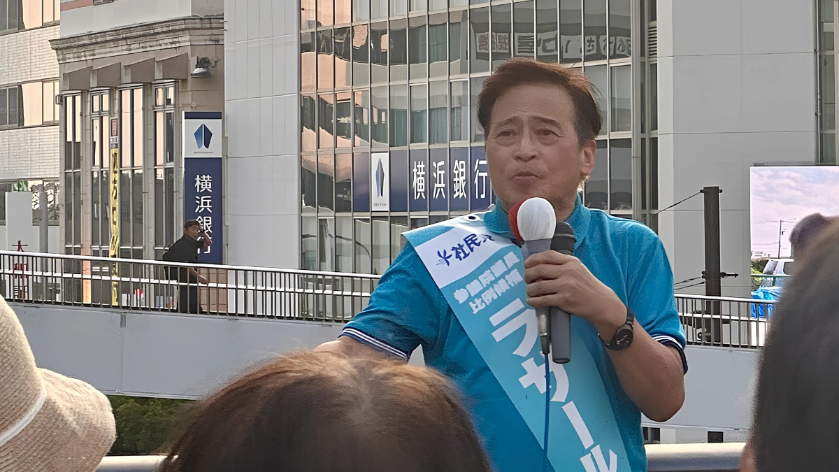 LaSalle Ishii campaigning in front of Fujisawa Station in 2025.