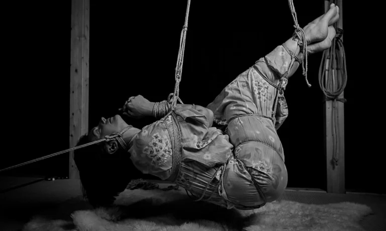 Face up shibari suspension, based on a torso harness and a legbinder.
