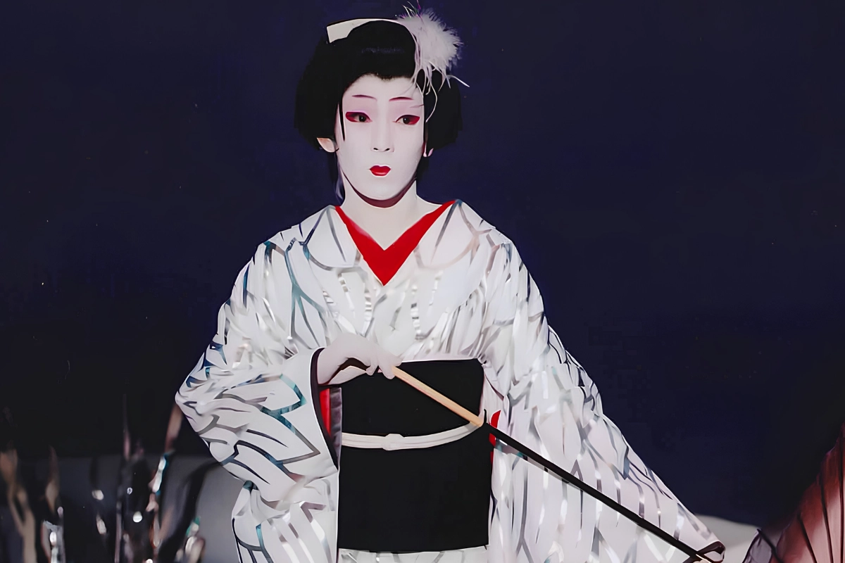Sagimusume dance is being performed by Akifusa Guraku in 2011 as part of a kabuki performance. 